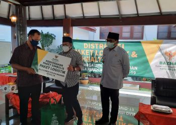 Proses penyerahan secara simbolis paket bantuan logistik dari Wali Kota Malang, Sutiaji, untuk warga isoman di Kota Malang. Foto: Ulul Azmy