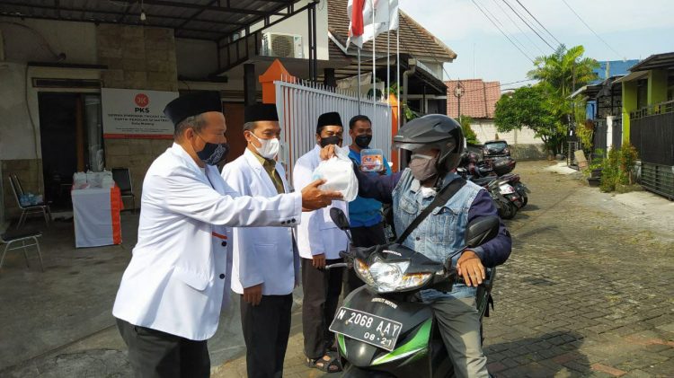 Pembagian paket daging kurban di kantor DPD PKS Kota Malang secara drive-thru, pada Kamis (22/7/2021). Foto: Ulul Azmy