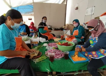 isoman - Bantu Tetangga Isoman, Warga Gadang Buat Dapur Umum