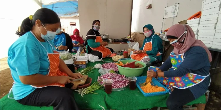 isoman - Bantu Tetangga Isoman, Warga Gadang Buat Dapur Umum