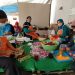 Sejumlah emak-emak di Kelurahan Gadang tampak sibuk menyiapkan makanan di dapur umum, pada Jumat (23/7/2021). Foto: Ulul Azmy
