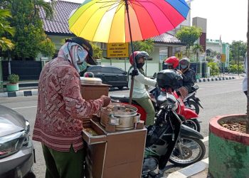 Masikin (58), pedagang pentol legendaris di depan Kantor BRI, di Jalan AKBPM Soeroko Bojonegoro. Foto: Mila Arinda