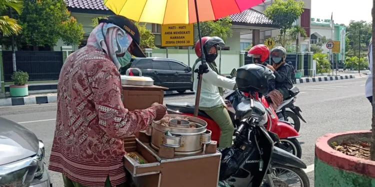 kisah - Kisah Kegigihan Pedagang Pentol Legendaris di Bojonegoro