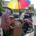 Masikin (58), pedagang pentol legendaris di depan Kantor BRI, di Jalan AKBPM Soeroko Bojonegoro. Foto: Mila Arinda