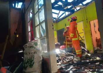 api - Diduga Api Tungku Belum Padam, Si Jago Merah Lahap Rumah Warga Temas