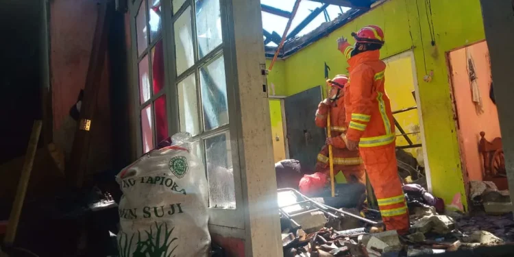 api - Diduga Api Tungku Belum Padam, Si Jago Merah Lahap Rumah Warga Temas
