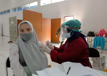 Pelaksanaan vaksinasi COVID-19 untuk masyarakat umum di Lanud Abd Saleh Malang. Foto: M Sholeh
