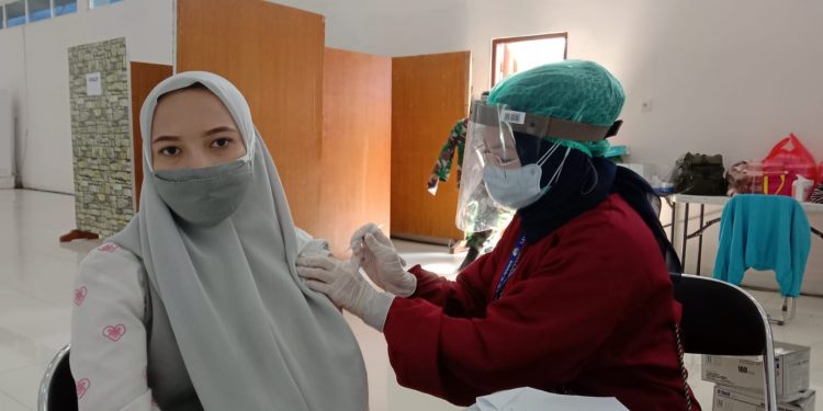 Pelaksanaan vaksinasi COVID-19 untuk masyarakat umum di Lanud Abd Saleh Malang. Foto: M Sholeh