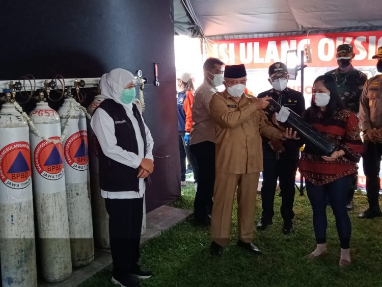Gubernur Jatim, Khofifah, saat peresmian depo isi ulang oksigen gratis bersama 3 pimpinan daerah di Malang Raya, pada Senin (26/7/2021). Foto: Istimewa