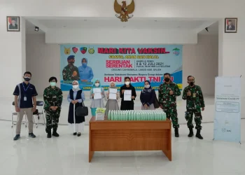 CSR - Salurkan CSR, Wardah Bagikan Hand Gel untuk Peserta Vaksinasi COVID-19 di Lanud Abd Saleh