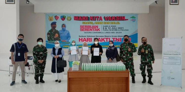 CSR - Salurkan CSR, Wardah Bagikan Hand Gel untuk Peserta Vaksinasi COVID-19 di Lanud Abd Saleh
