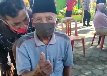 Pria Usia 100 Tahun di Gondanglegi Antusias Ikut Vaksinasi COVID-19