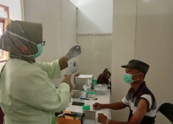 Warga Kota Batu menjalani vaksinasi COVID-19. Foto: M Sholeh
