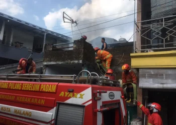 Pria di Blimbing Terjebak Kebakaran Akibat Strok