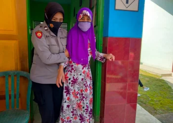 Meski Kaki Sakit, Pasutri Lansia di Pakis Tetap Semangat Jalani Vaksinasi COVID-19
