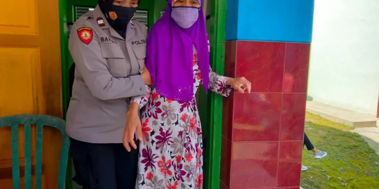 Susi (kanan) saat menjalani vaksinasi COVID-19. Foto: Rizal Adhi