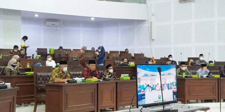Ketua DPRD Kota Malang, I Made Rian Diana Kartika, tengah memimpin rakor pemaparan kerja Satgas COVID-19 Kota Malang secara virtual, pada Kamis (29/7/2021). Foto: Ulul Azmy