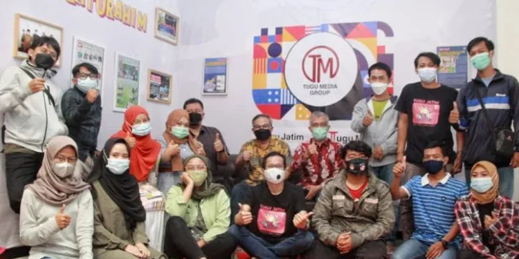 CEO Tugu Media Group Irham Thoriq, Pakar Komunikasi dan Motivator Nasional Dr Aqua Dwipayana, Pemred Tugu Media Group Nurcholis MA Basyari, bersama sejumlah karyawan Tugu Media Group dalam sebuah kesempatan. Foto: Rubianto