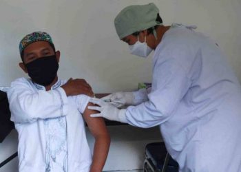 Vaksinasi COVID-19 untuk guru, di Persada Hospital Kota Malang. Foto: Ben