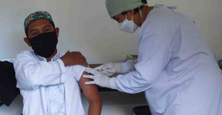 Vaksinasi COVID-19 untuk guru, di Persada Hospital Kota Malang. Foto: Ben