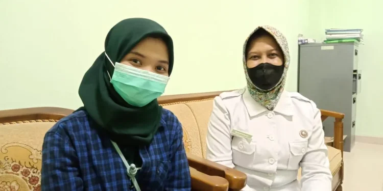 Mila Arinda Putri bersama Muhayanah selaku Kepala Bidang Persampahan, Dinas Lingkungan Hidup (DLH) Bojonegoro. Foto: Mila Arinda