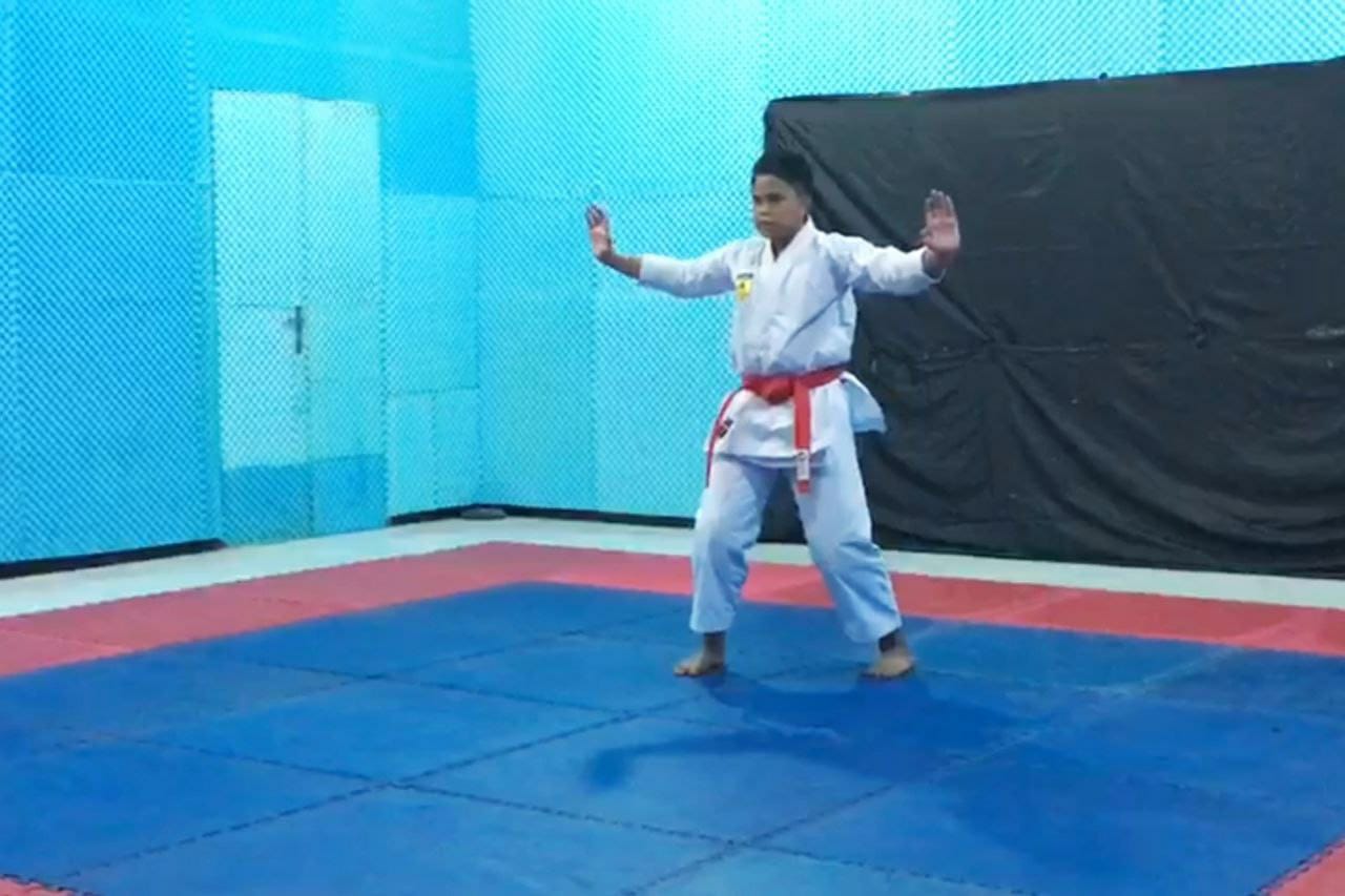 Afkar Duwera maksimal memperagakan sejumlah gerakan karate dalam sesi pengambilan video untuk proses seleksi kejuaraan KOSN di tingkat Provinsi Jatim. Foto/dok.