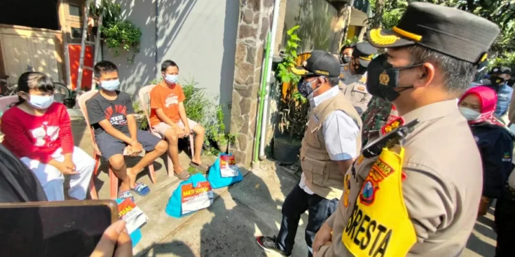 Wali Kota Malang Sutiaji saat menyambangi 3 bocah di Malang yang menjalani isoman tanpa kehadiran orang tuanya, Rabu (21/7/2021). Foto/Azmy.