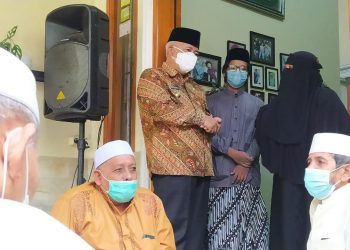 Suasana duka di rumah Andri Dewanto Ahmad, Wakil Ketua PWNU Jatim. Bupati Malang Sanusi mengucapkan bela sungkawa. Foto: Azmy.
