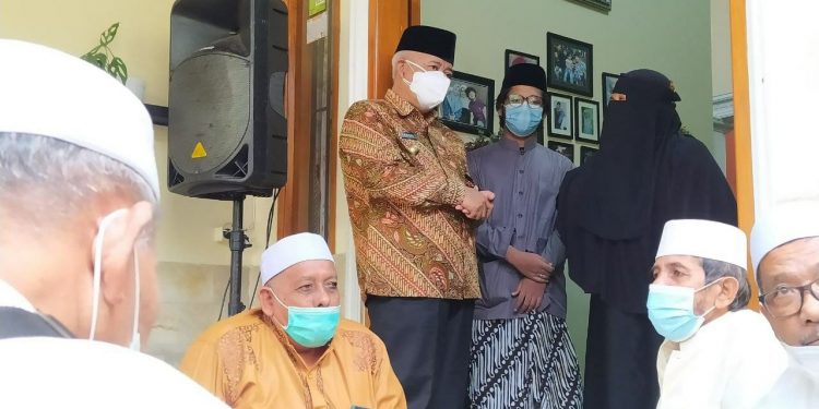 Suasana duka di rumah Andri Dewanto Ahmad, Wakil Ketua PWNU Jatim. Bupati Malang Sanusi mengucapkan bela sungkawa. Foto: Azmy.