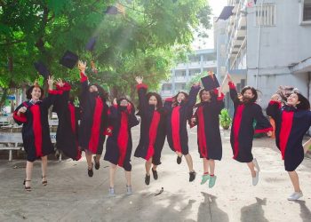 Mahasiswa sedang merayakan kelulusan di salah satu kampus dunia/tugu malang