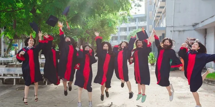 Mahasiswa sedang merayakan kelulusan di salah satu kampus dunia/tugu malang