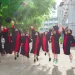 Mahasiswa sedang merayakan kelulusan di salah satu kampus dunia/tugu malang