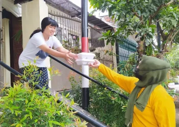 Anggota Dewa Fraksi gerindra Malang bagikan makanan