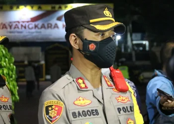 Kapolres Malang, AKBP Bagoes Wibisono, saat diwawancarai usai operasi yustisi. Foto: Rizal.