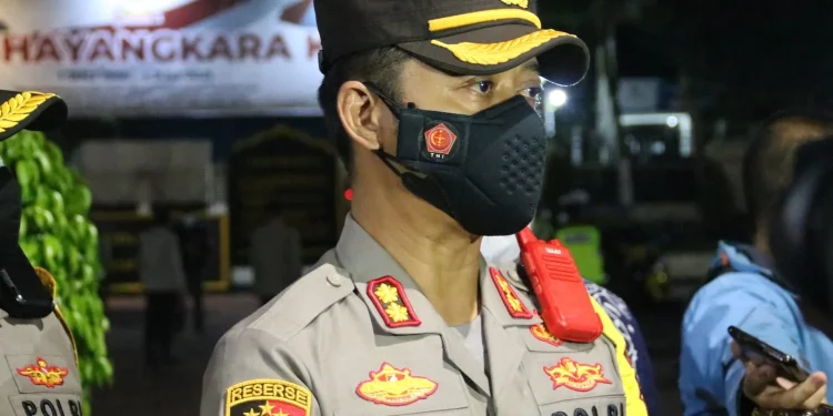 Kapolres Malang, AKBP Bagoes Wibisono, saat diwawancarai usai operasi yustisi. Foto: Rizal.