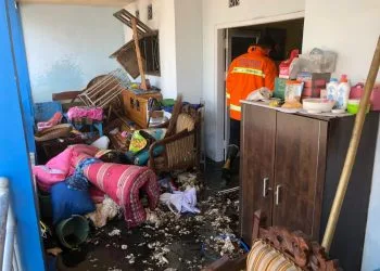 Proses pemadaman oleh Damkar Kota Malang di sebuah rumah di Jalan Pelabuhan Kamal, Kelurahan Bakalan Krajan, Kecamatan Sukun, Kota Malang, Rabu (28/7/2021). Foto/Damkar Kota Malang.