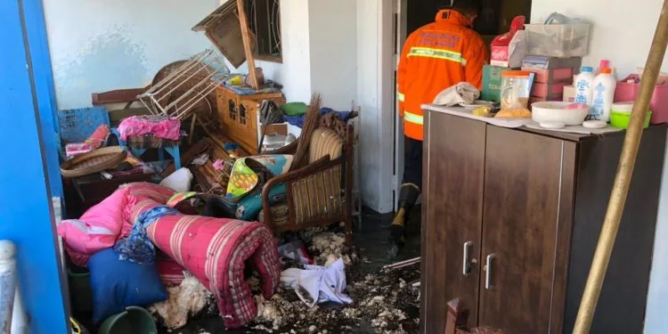 Proses pemadaman oleh Damkar Kota Malang di sebuah rumah di Jalan Pelabuhan Kamal, Kelurahan Bakalan Krajan, Kecamatan Sukun, Kota Malang, Rabu (28/7/2021). Foto/Damkar Kota Malang.