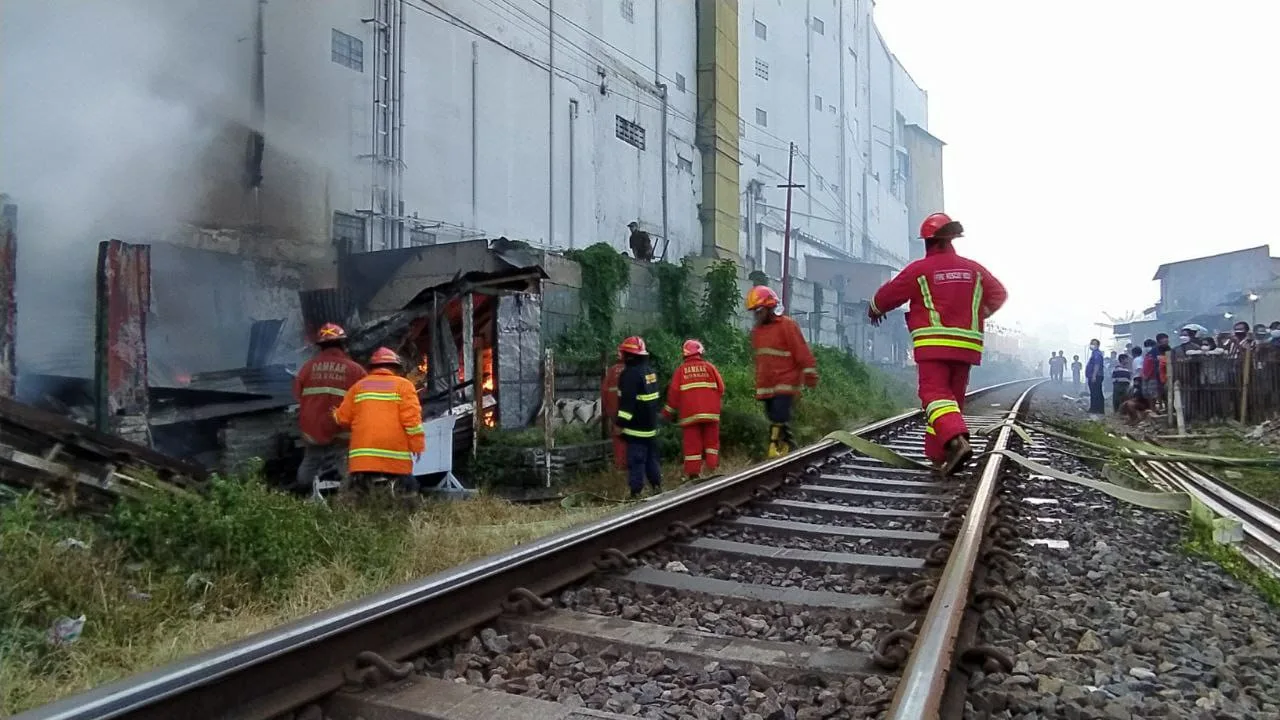 Bangunan Liar di Tepi Rel Kereta Api Milik Lansia Terlantar Terbakar