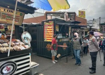 Wali Kota Batu, Dewanti Rumpoko meninjau PKL di Alun-alun Batu. Foto: Sholeh.