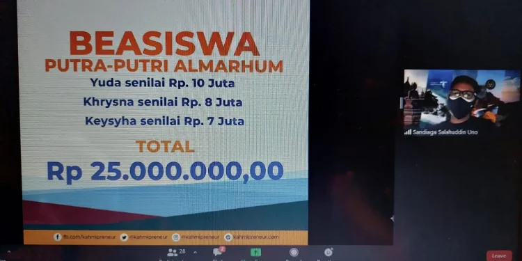 Sandiaga Uno menyerahkan beasiswa kepada 3 bocah yatim piatu di Madiun secara virtual, Minggu (25/7/2021). Foto/dok