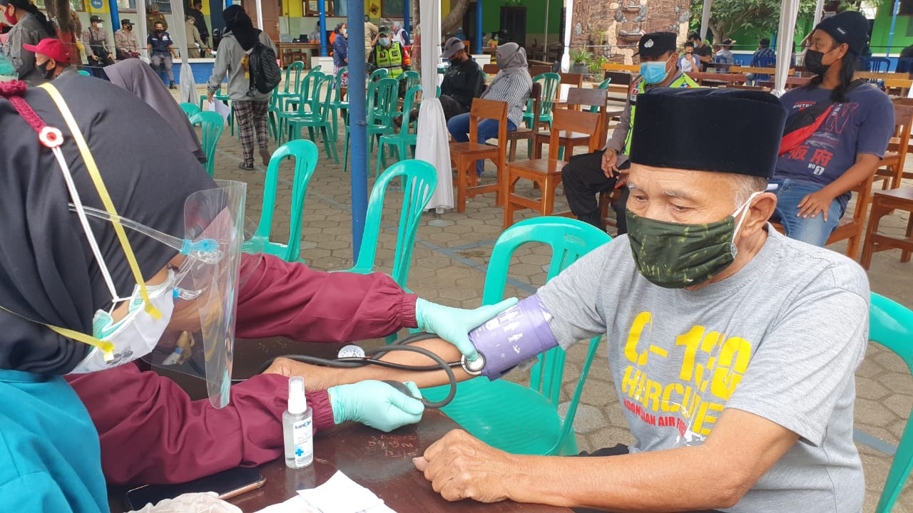 Kakek Suwandi mulai jalan pemeriksaan persiapan vaksinasi
