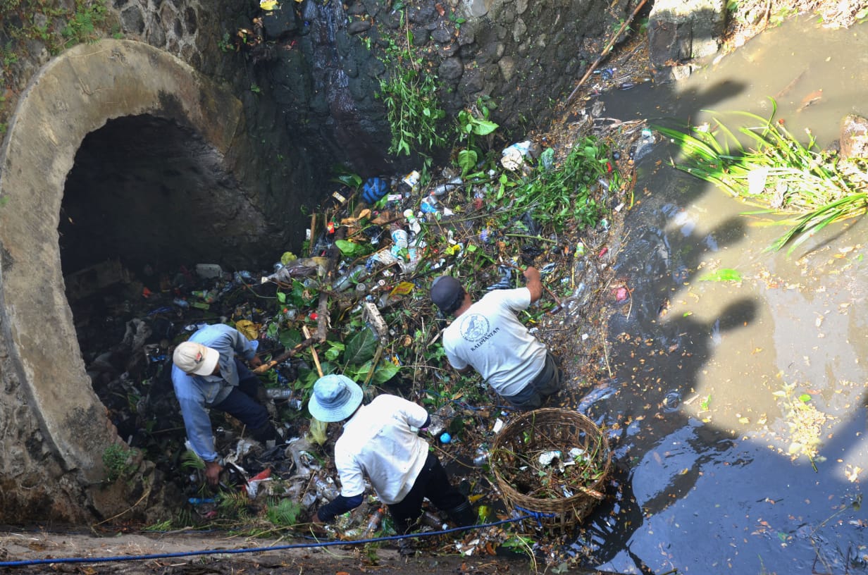Masyarakat Kota Batu membersihkan sampah dari aliran sungai bersama Sabers Pungli Kota Batu (Sabers Pungli)