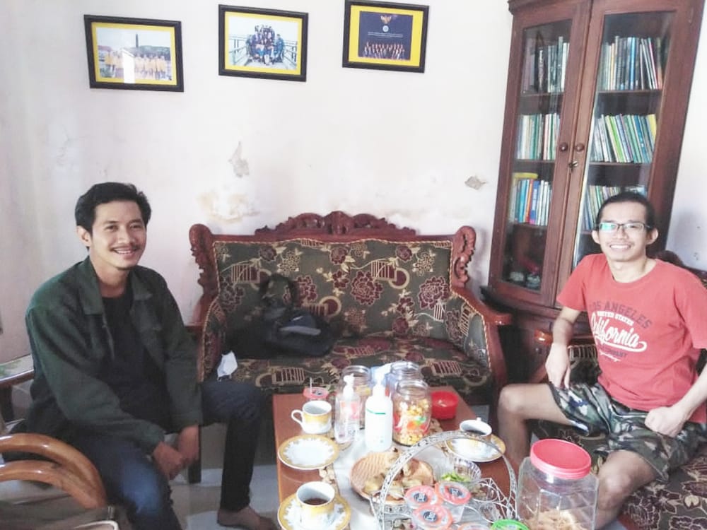 Redaktur Tugu Jatim ID Gigih Mazda Zakaria (sebelah kanan) dan Pewarta Tugu Jatim ID area Surabaya Rangga Aji (sebelah kiri) di Rumah Kecamatan Turen, Kabupaten Malang, Minggu (04/07/2021)