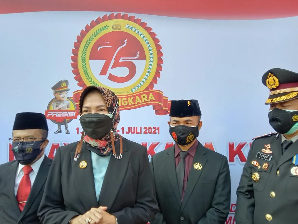 Wali Kota Batu, Dewanti Rumpoko saat memaparkan PPKM Darurat. Foto Sholeh.