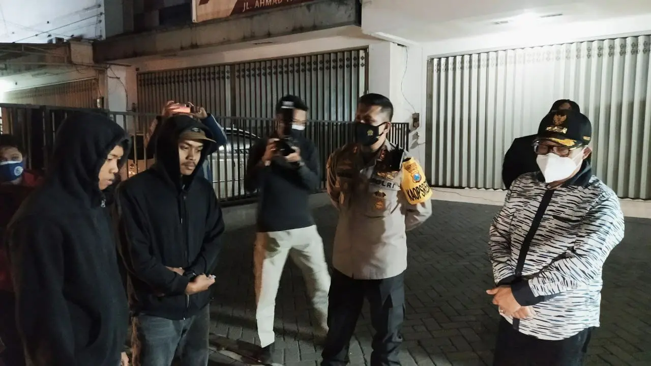 Wali Kota Sutiaji bersama Kapolresta Makota AKBP Budi Hermanto berdialog dengan warga yang ada di luar rumah di atas jam 8 malam, Rabu (7/7/2021) malam. Foto/Azmy.