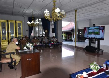 Bupati Malang HM Sanusi, saat rakor dengan Presiden Jokowi terkait PPKM Darurat. foto/Rizal Adhi Pratama