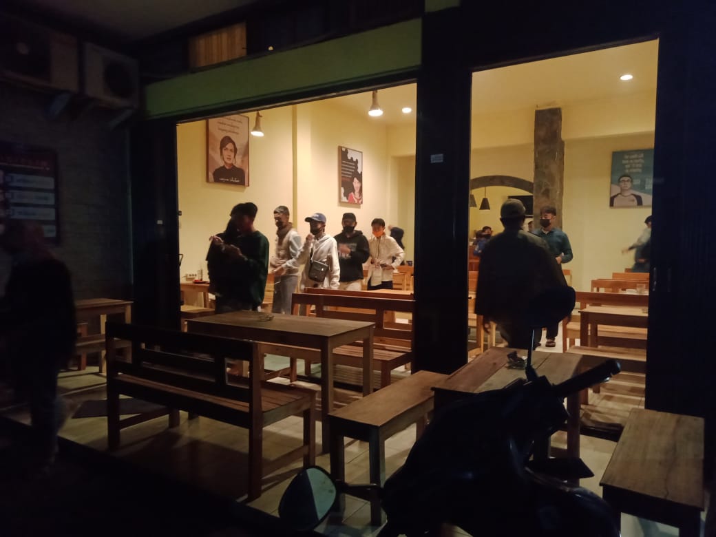 Patroli gabungan penertiban jam malam di Kota Malang dalam masa PPKM Darurat, Sabtu (3/7/2021) malam. Foto/Istimewa