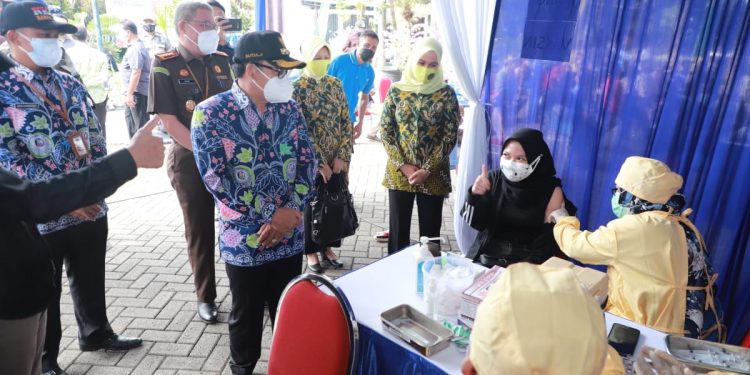 Wali Kota Malang, Sutiaji, saat melakukan peninjauan, vaksinasi di Kejari Kota Malang. foto/Rubianto