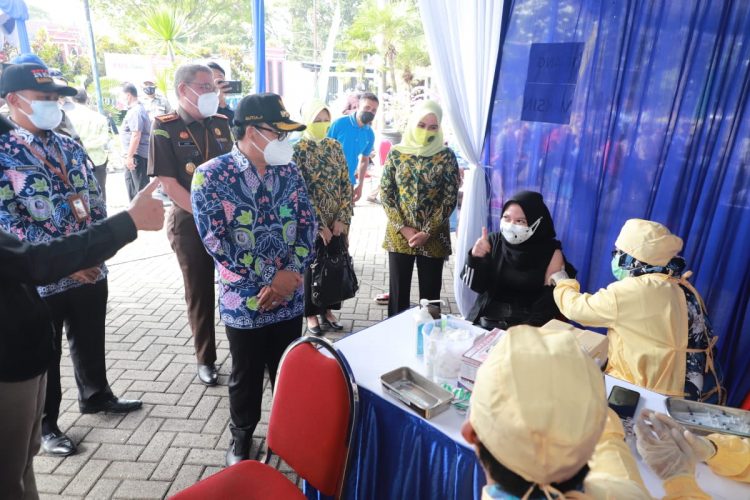 Wali Kota Malang, Sutiaji, saat melakukan peninjauan, vaksinasi di Kejari Kota Malang. foto/Rubianto