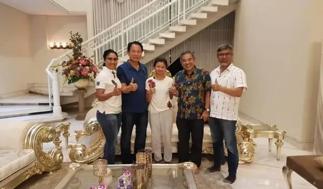 Pengusaha Chendra Santosa (dua dari kiri) berfoto bersama Dr Aqua Dwipayana (dua dari kanan) di suatu pertemuan. (Foto: Dokumen)